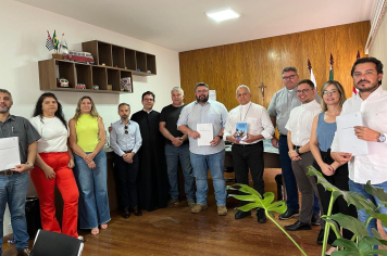 Vereadores participam de visita do Bispo Dom Eugênio sobre o lançamento da Campanha da Fraternidade 2025.
